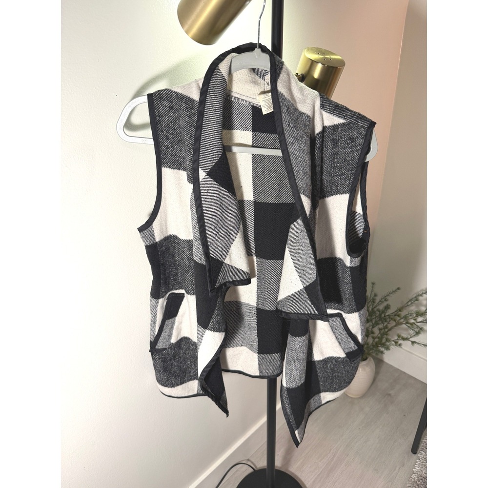 Buffalo plaid vest west loop photoshoot pumpkin patch utah mom black white med